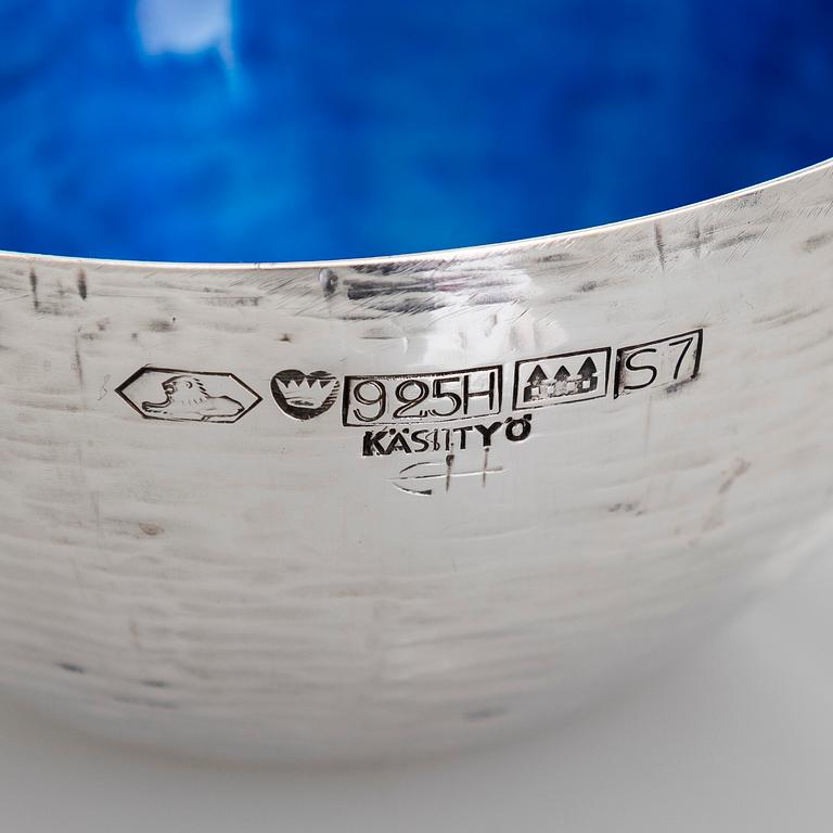 Eva Hidström, Malja, sterlinghopea, emali, Kultakeskus, Hämeenlinna 1971.