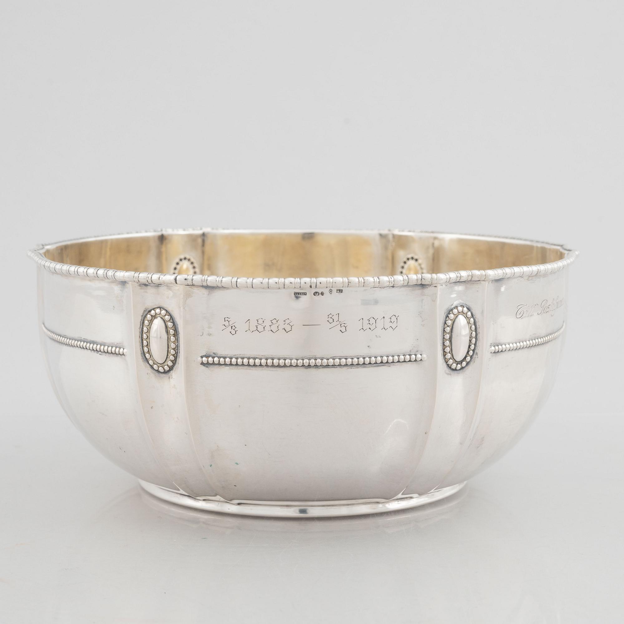 A silver bowl, engraved, Swedish import mark NL Dahlström & Co, Örebro 1918.
