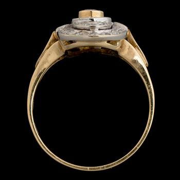 A RING, brilliant cut diamonds, 18K gold. Italy.