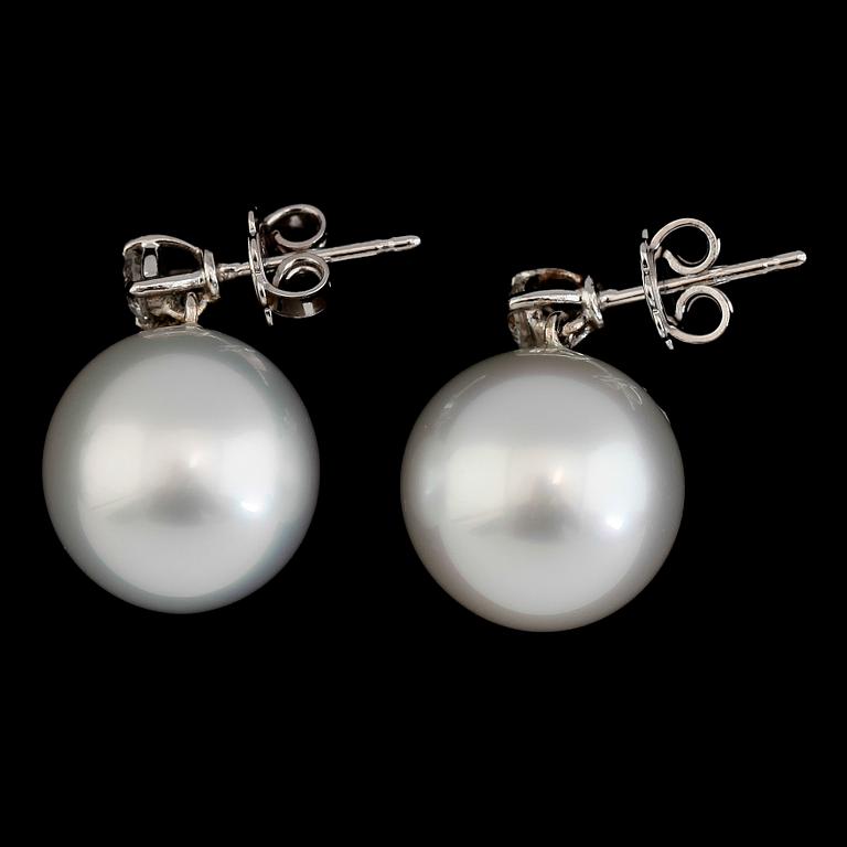 ÖRHÄNGEN, 1 par, 18K vitguld, 2 southsea pärlor, 2 briljantslipade diamanter tot ca 0.50 ct.