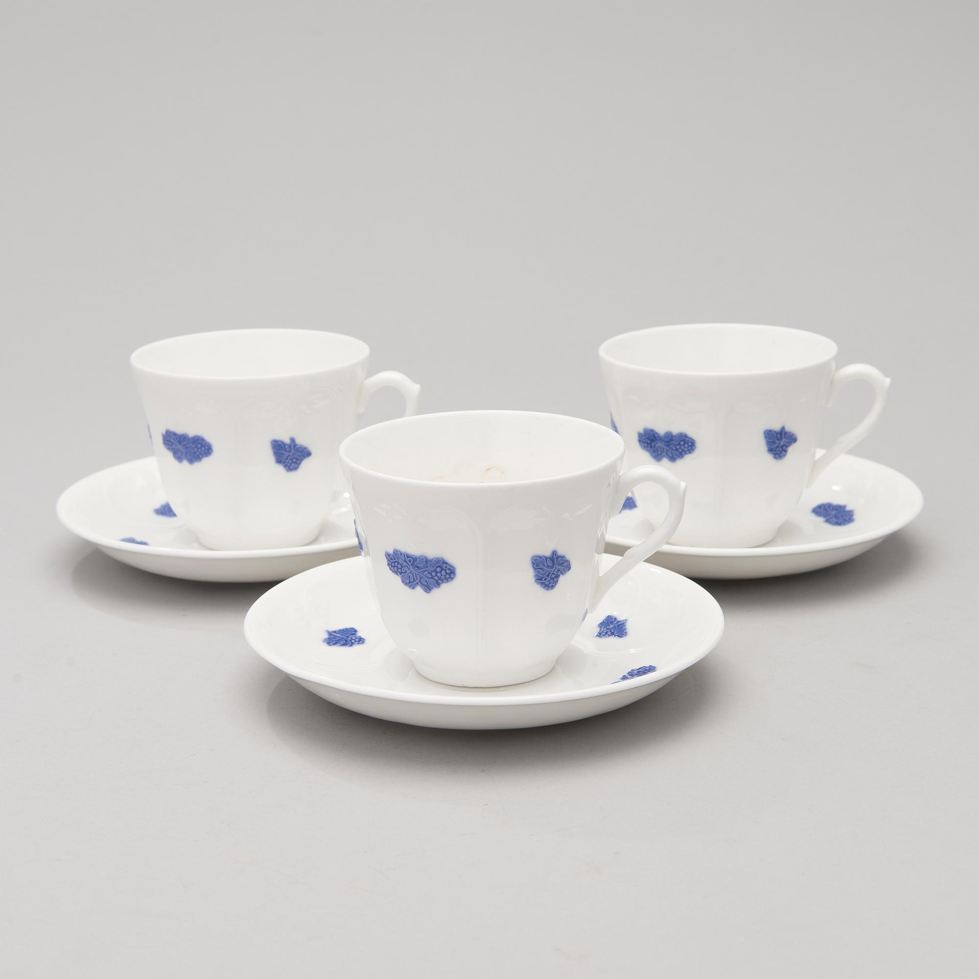 A 43-piece porcelain dinnerware set, "Blå blom", Gustavsberg.