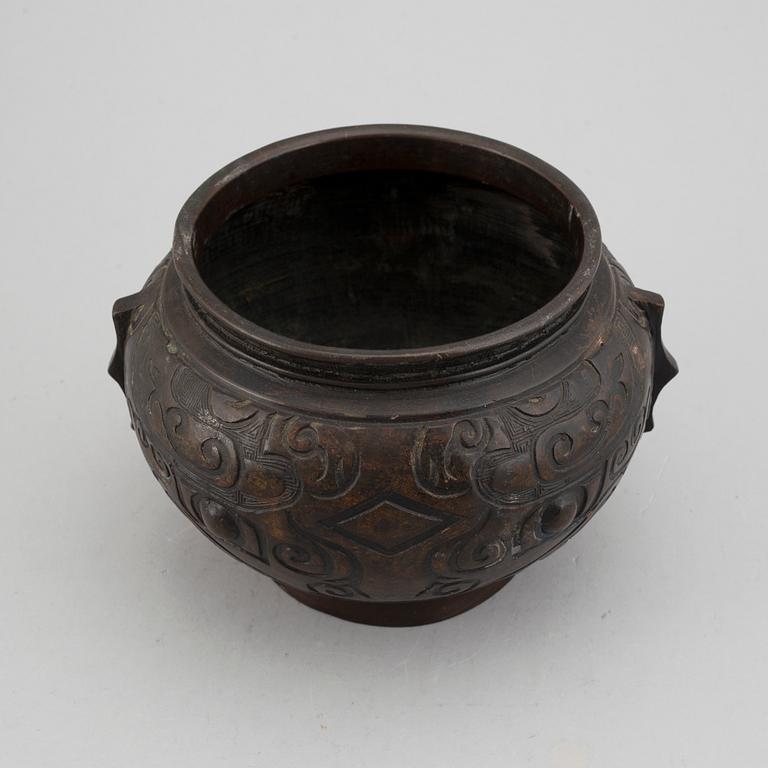 A japanese bronze censer, 19th century.