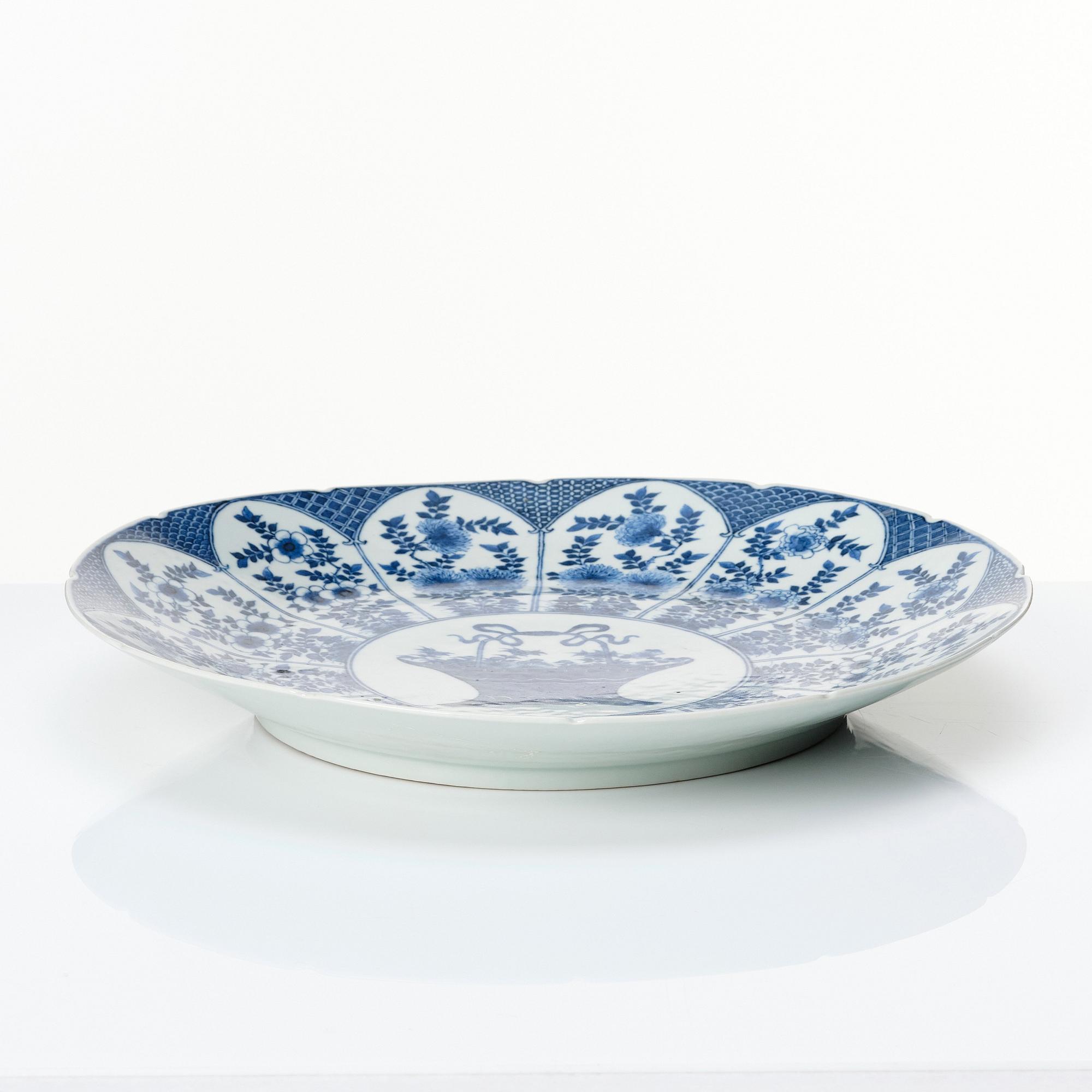 A blue and white dish, late Qing dynasty.