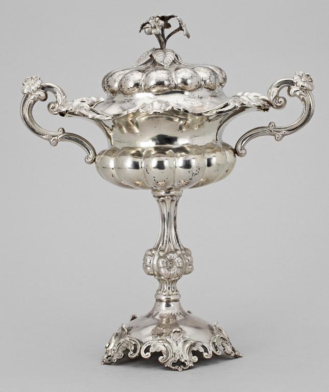 SKÅL PÅ FOT, nyrokoko, silver, Gustaf Möllenborg Feron, Stockholm 1865. Ca 680 g.