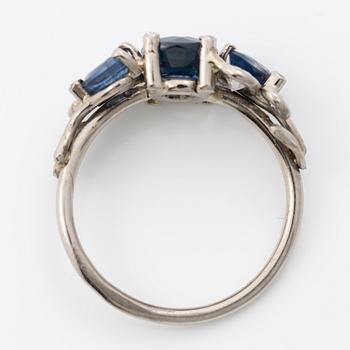 Ring, Mandelstam, 18K white gold with sapphires and brilliant-cut diamonds.