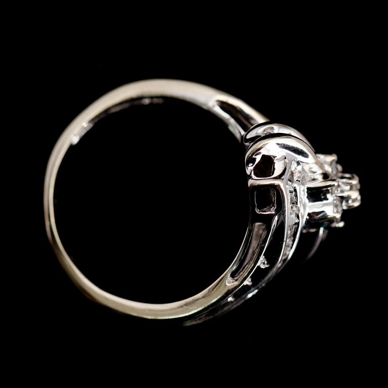 RING, 10 k vitguld, diamanter ca 0.75 ct.