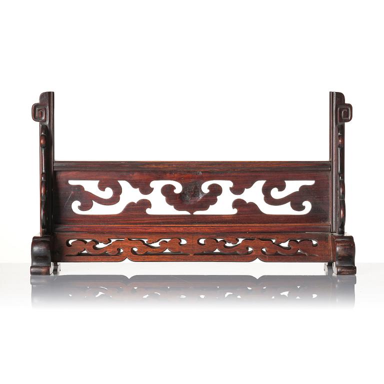 A carved Chinese hardwood stand for a table screen, Qing dynasty.