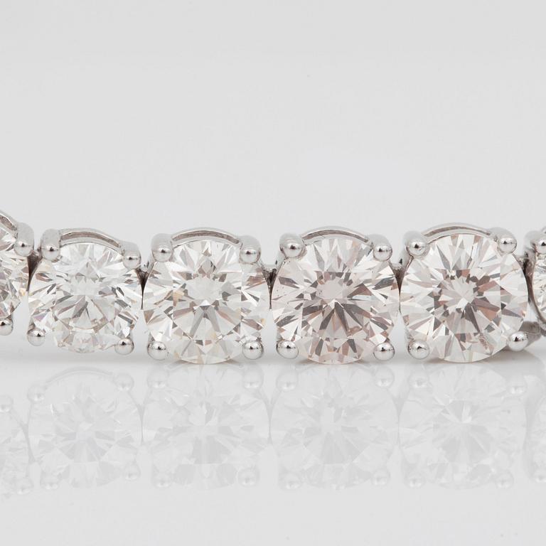 A brilliant-cut diamond necklace, 17.259 cts in total, according to inscription.