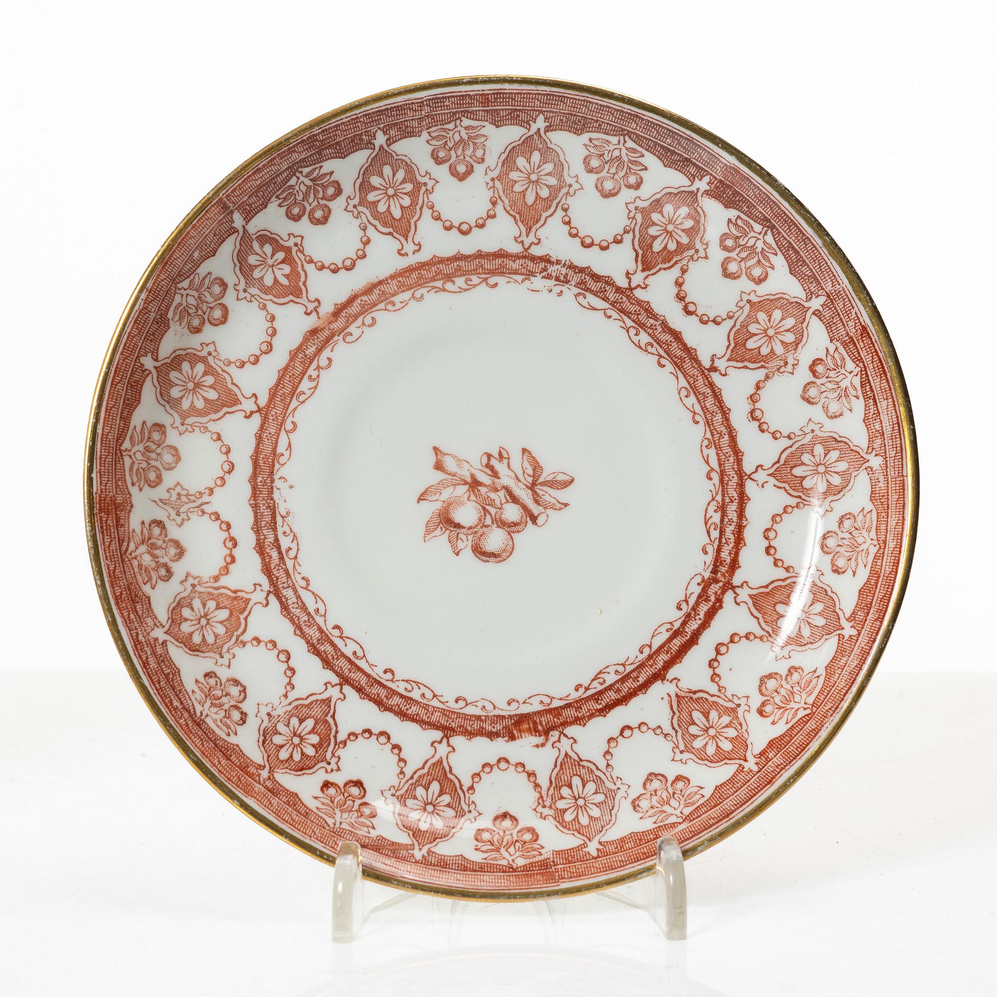 Tekoppar med fat, porslin, 19 st, troligtvis England, omkring år 1900.