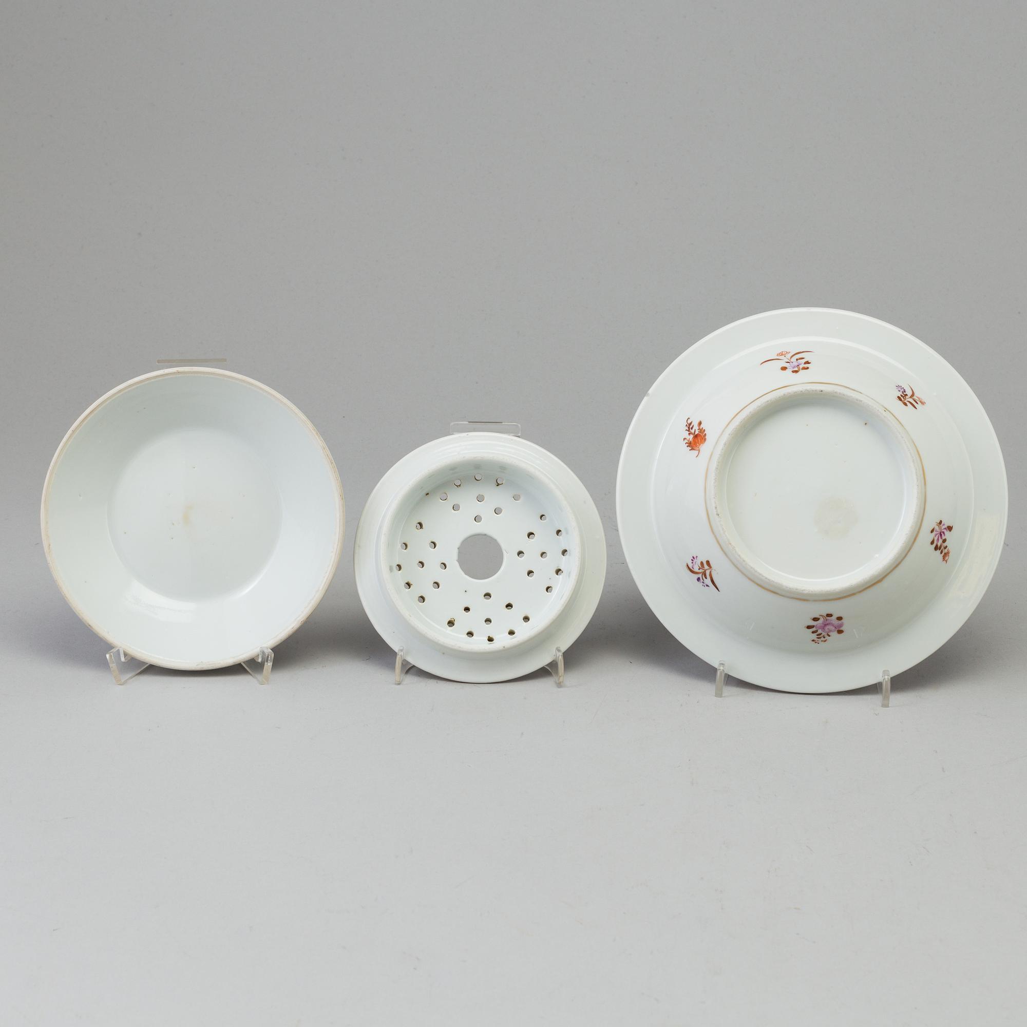 VÄRMEFAT med insats, porslin, 1900-tal.