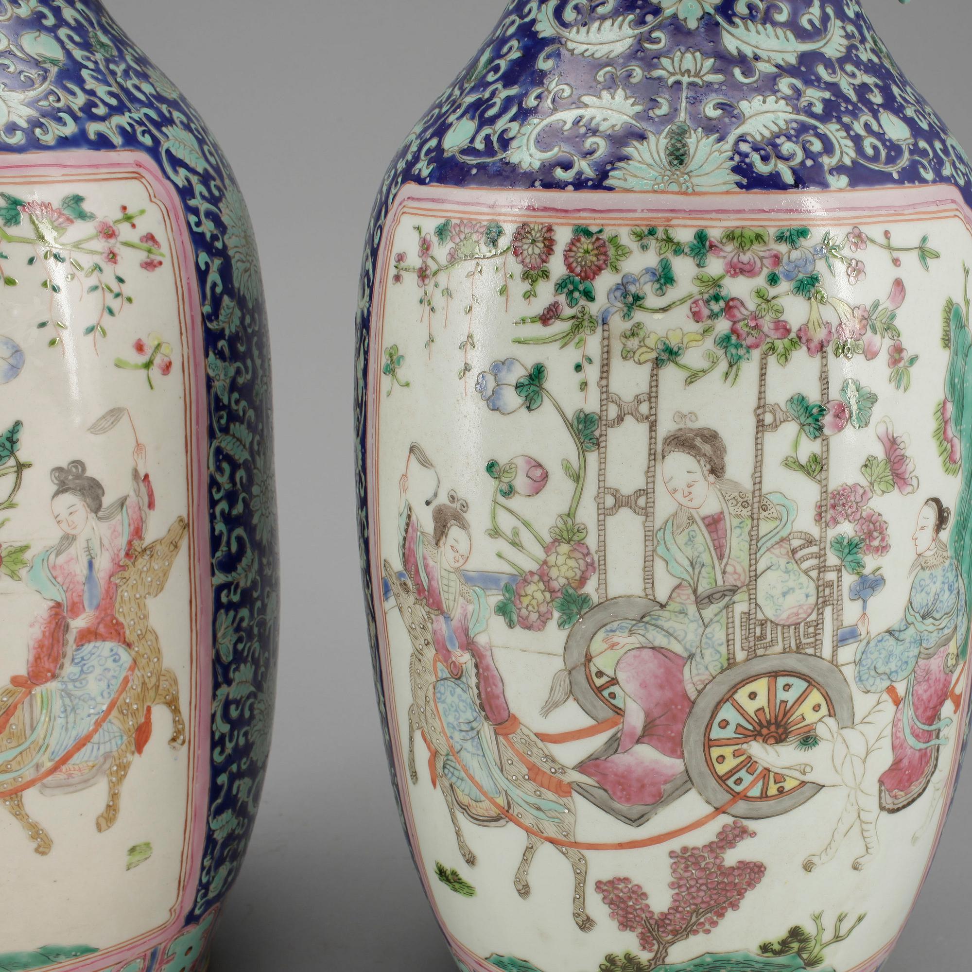 GOLVVASER, ett par snarlika, porslin, Kina, troligen omkring 1900.
