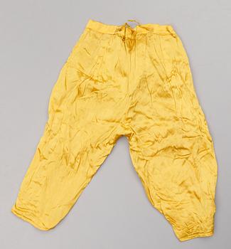 HERROCK, gult siden, sekelskiftet 1800 med senare gula knäbyxor.