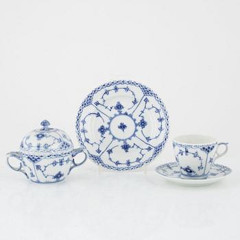 Kaffeservisdelar, 17 st, porslin", "Musselmalet", Royal Copenhagen, Danmark.