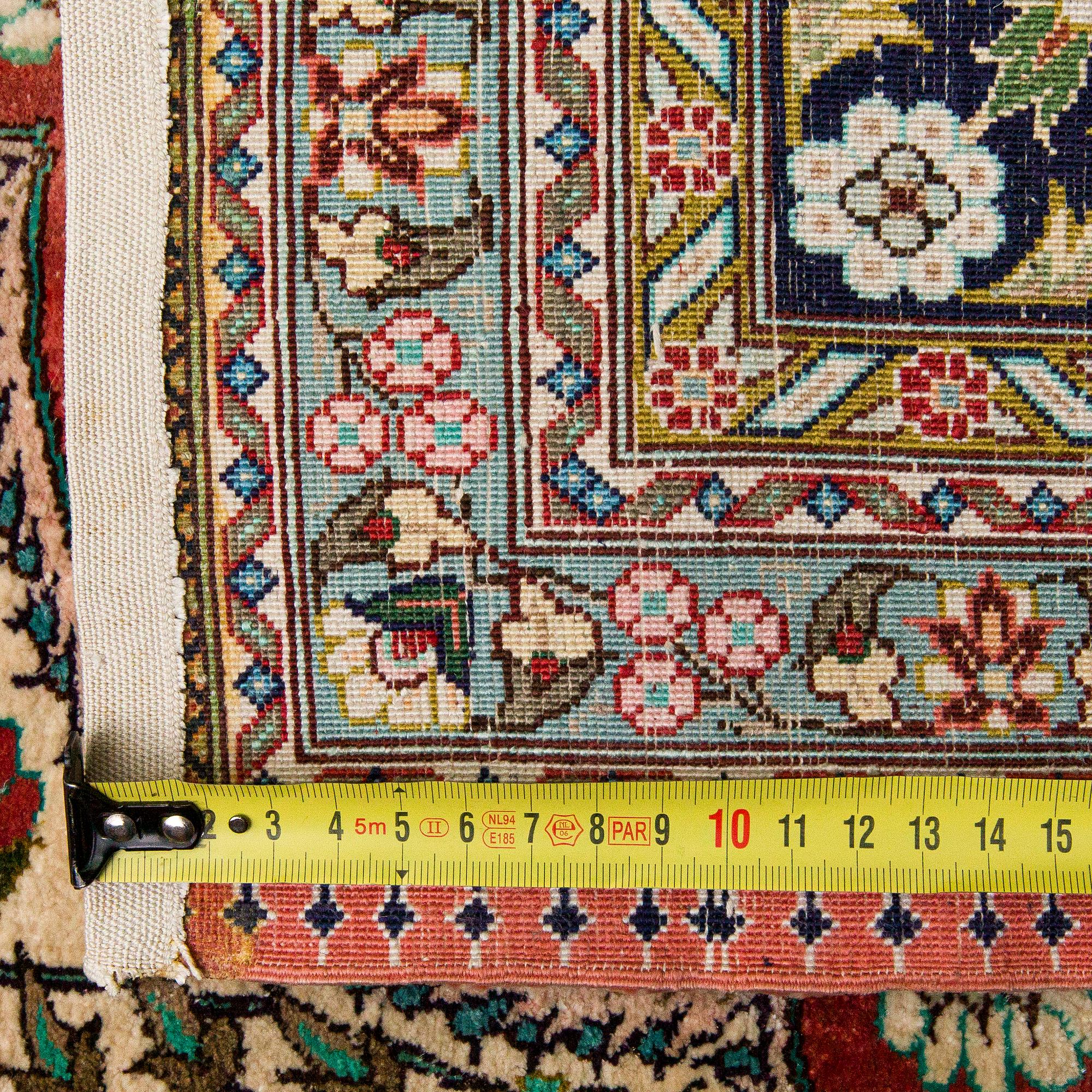 Matta, orientalisk, silke. Ca 273 x 185 cm.