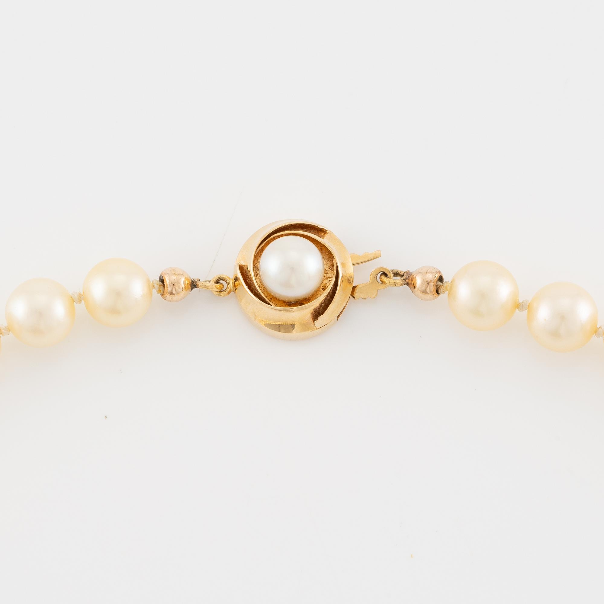 Necklace of cultured pearls with an 18K gold clasp and a cultured pearl.