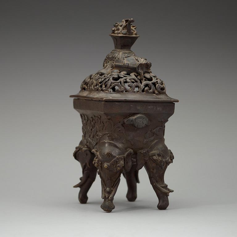 A bronze censer with cover, late Qing dynasty, 19th Century.