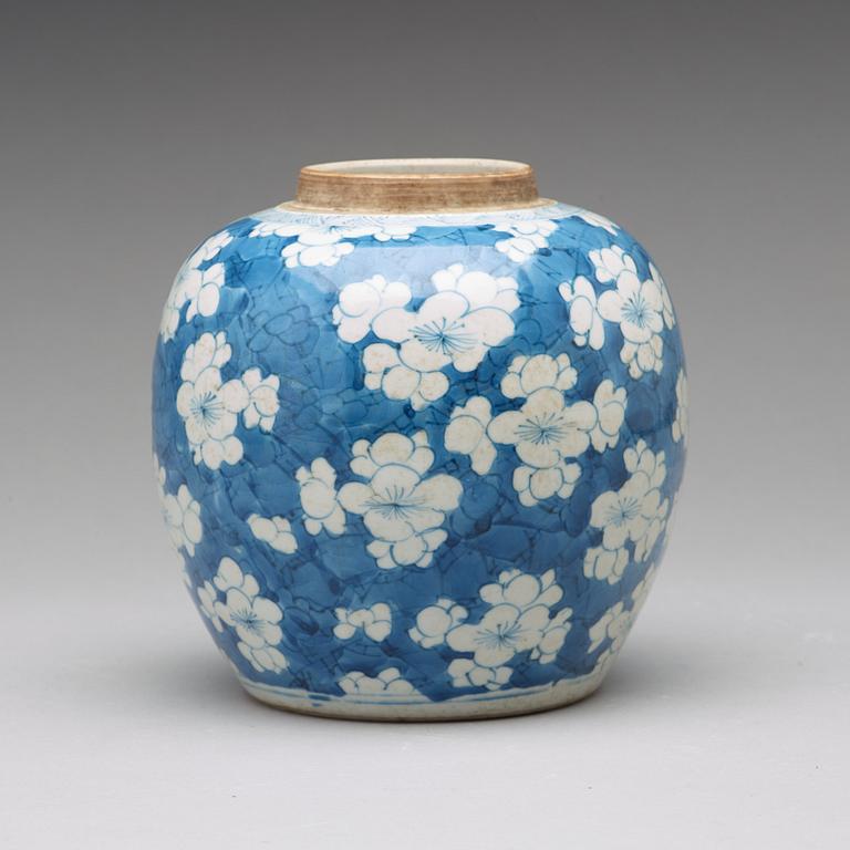 A blue and white jar, Qing dynasty, Kangxi (1662-1722).