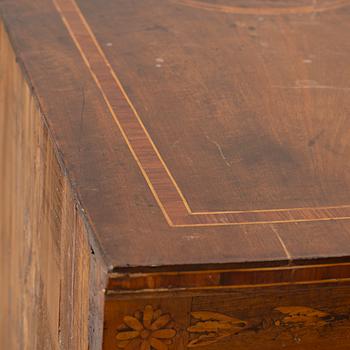 Chest of drawers, Italy, Louis XVI, circa 1800.