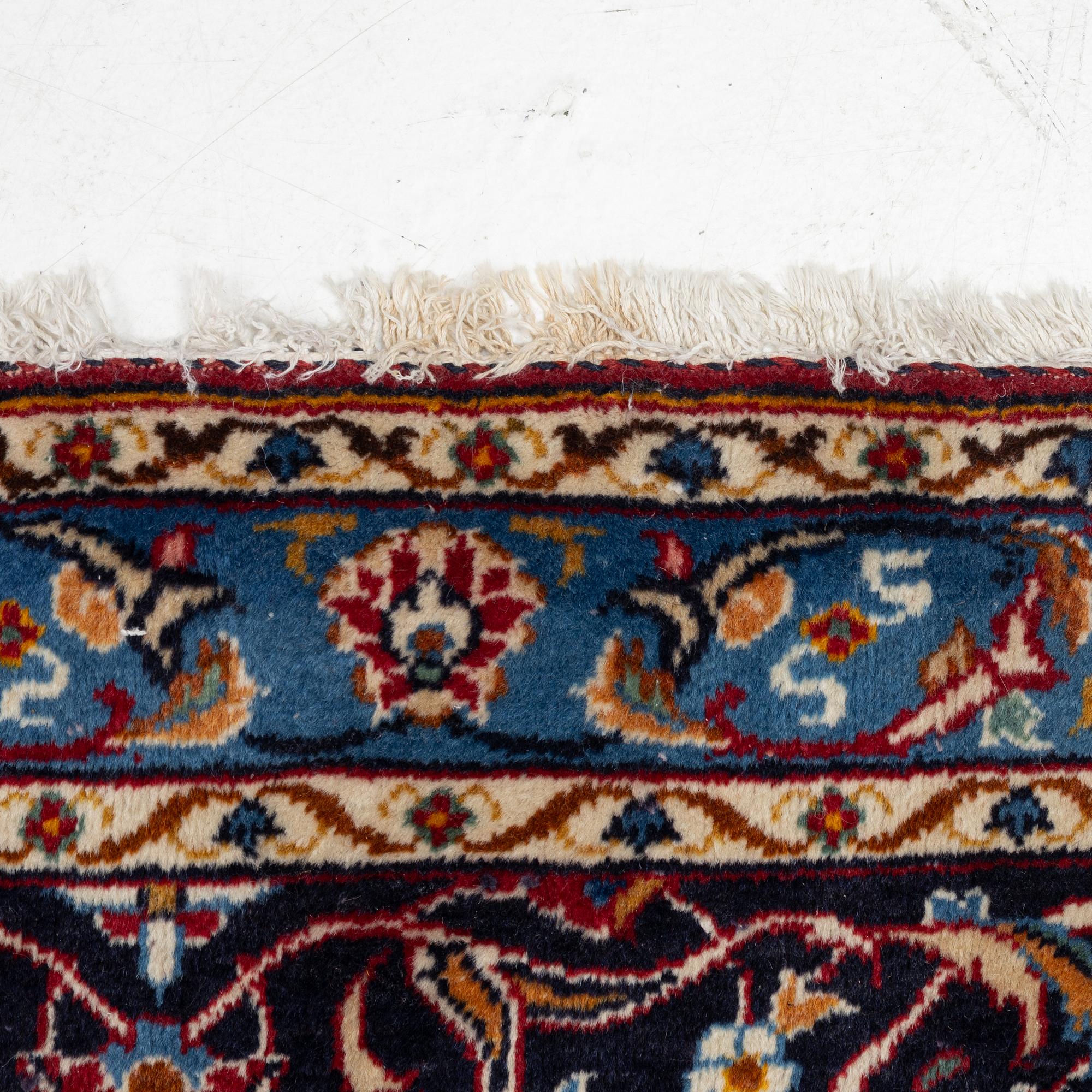 A Kashan carpet, a. 407 x 265 cm.