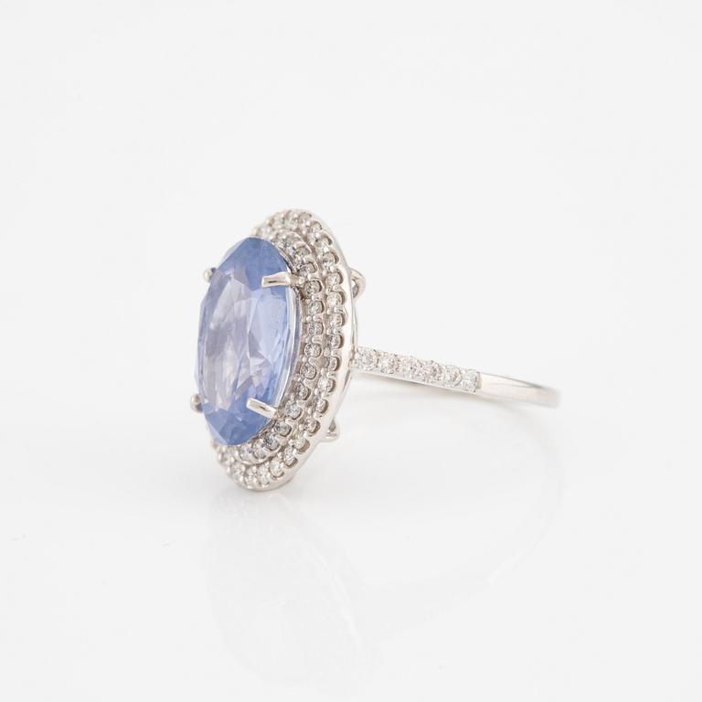 Ring, platina med safir och briljantslipade diamanter.