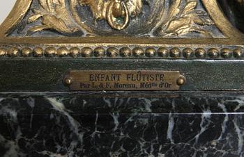 BORDSPENDYL samt URNOR, 2 st, Louis XVI-stil, 1900-tal.