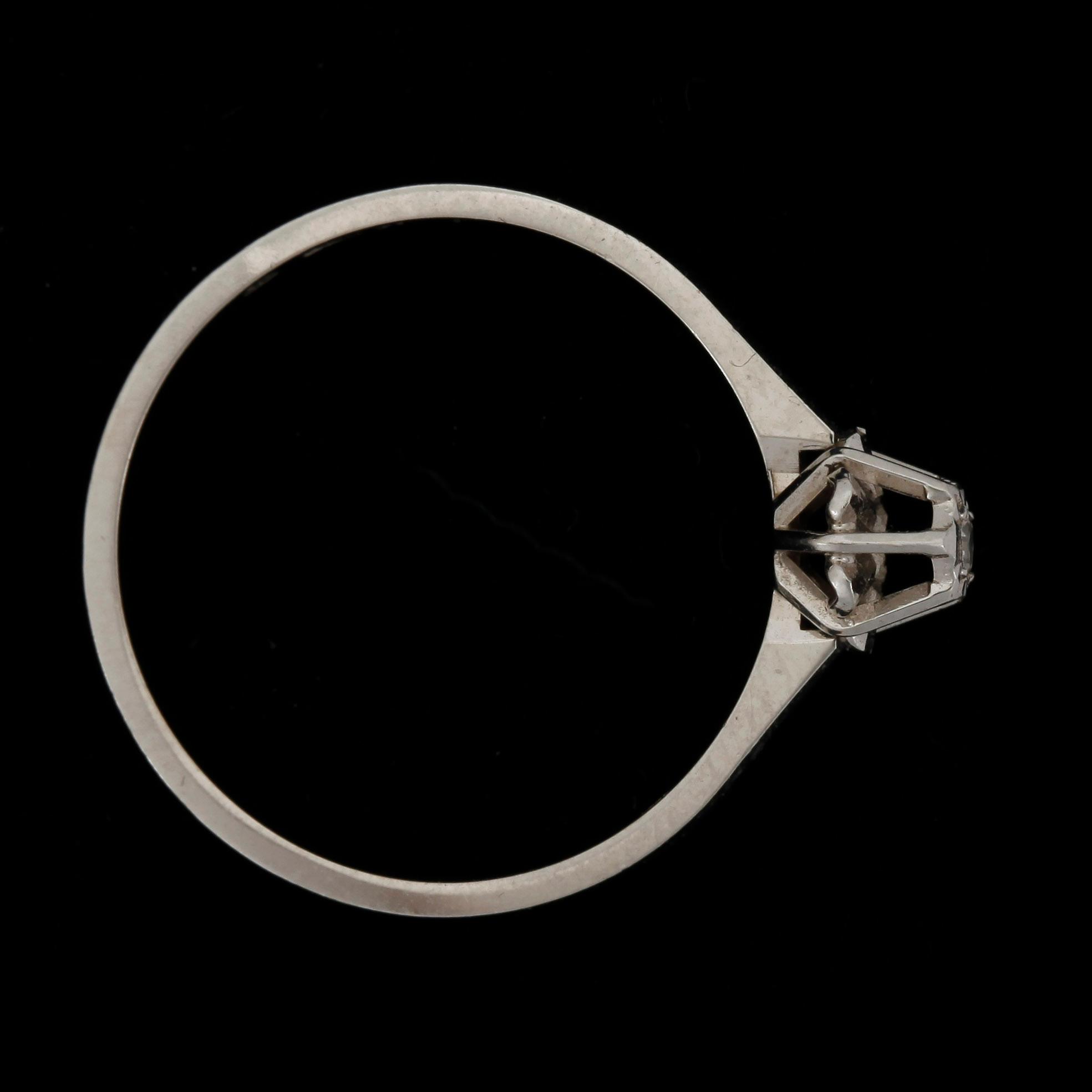 RING, 18k viktguld med briljantslipad diamant ca 0,01 ct. Vikt ca 2 gram.
