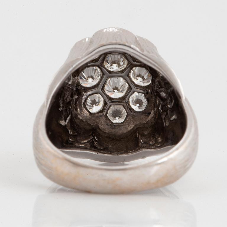 Bucherer ring 18K vitguld med runda briljantslipade diamanter total vikt ca 1.50 ct.