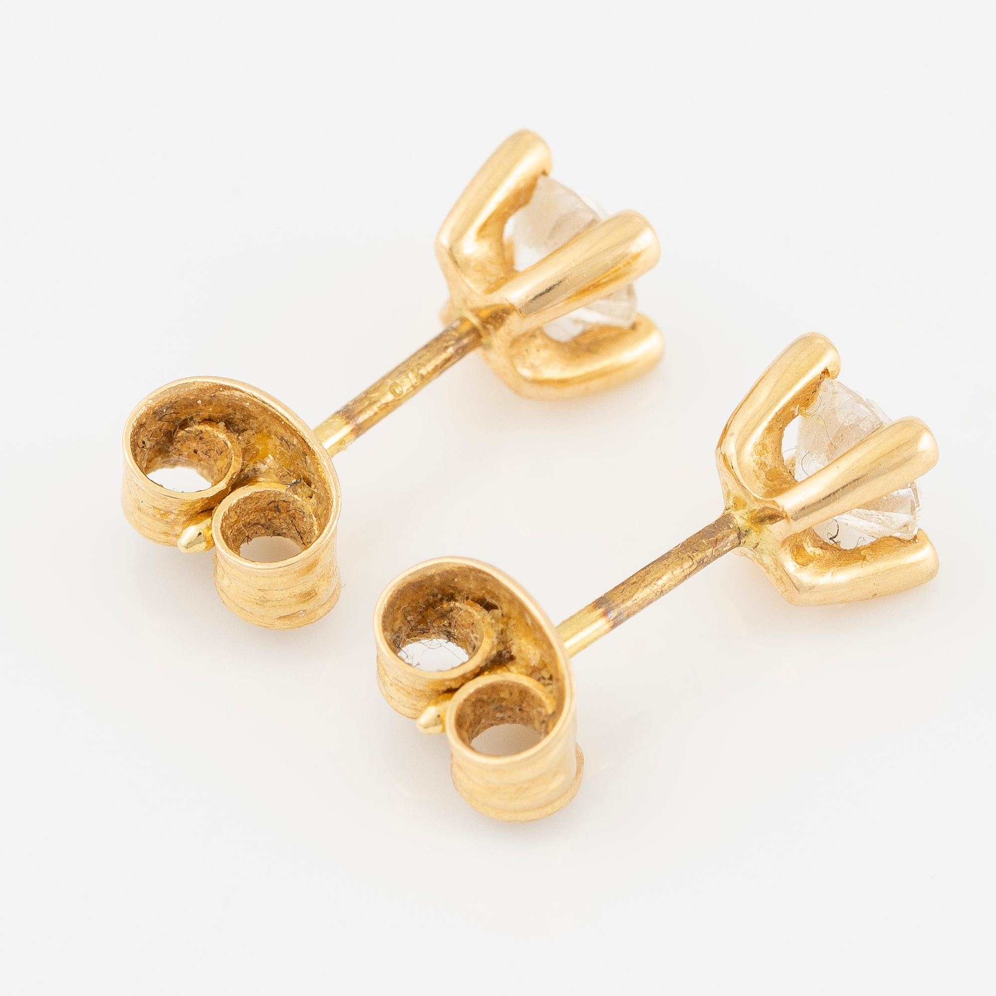 Earrings, a pair, 18K gold with brilliant-cut diamonds.