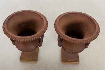 Urnor, ett par 1900-tal, gjutjärn.