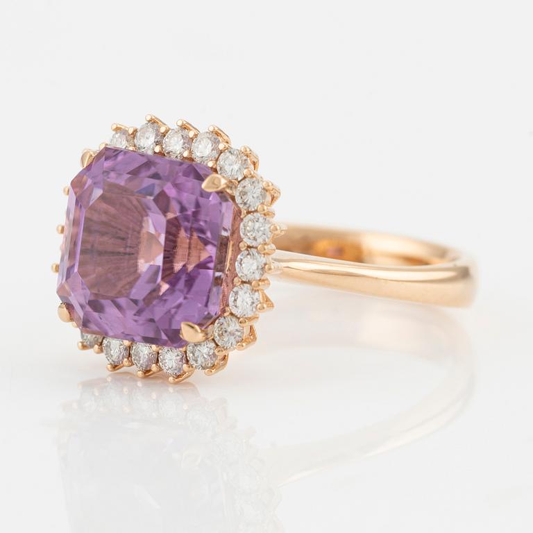 Ring, cocktail ring with kunzite and brilliant-cut diamonds.
