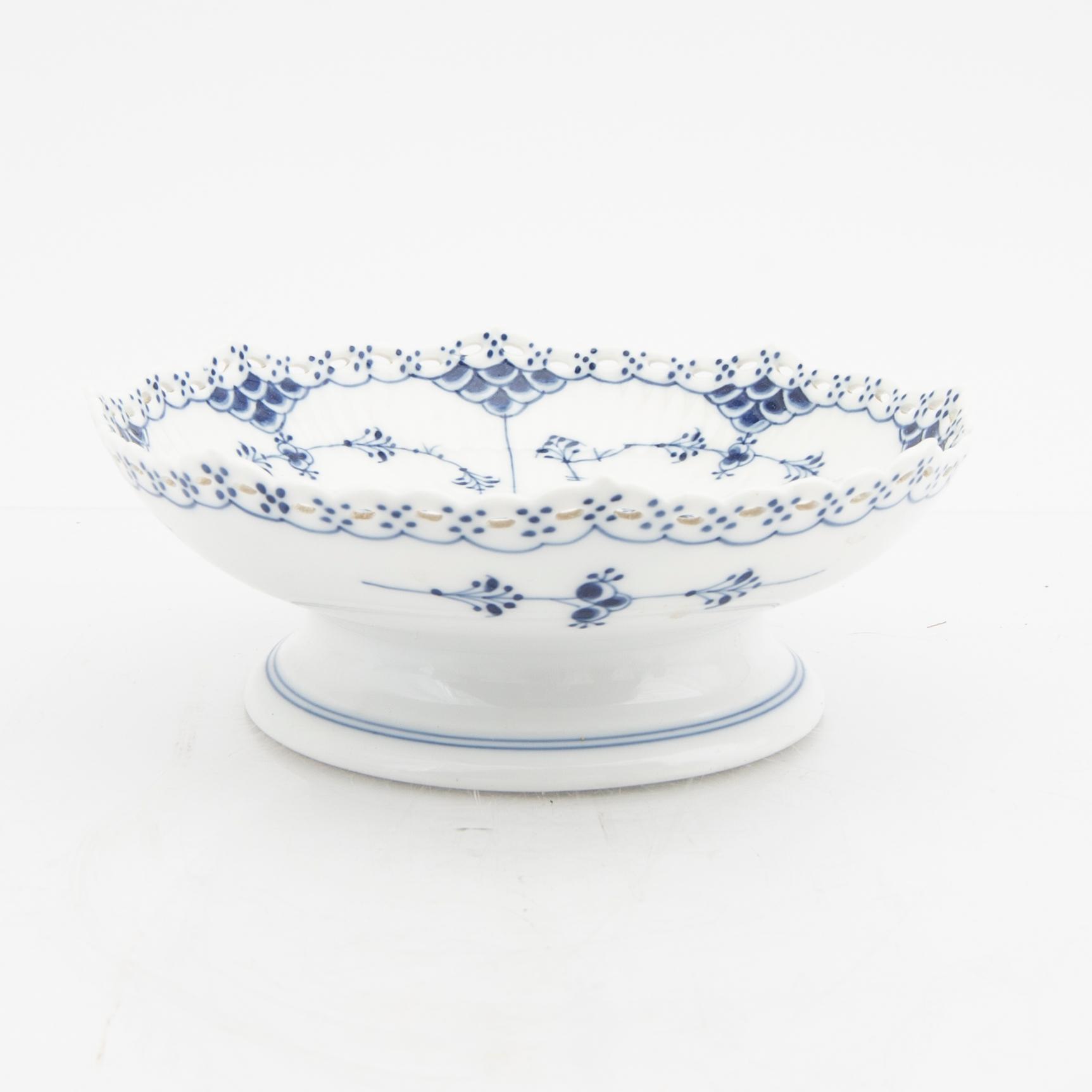 Service 52 dlr "Musselmalet" riflet, half and full lace Royal Copenhagen Denmark porcelain.