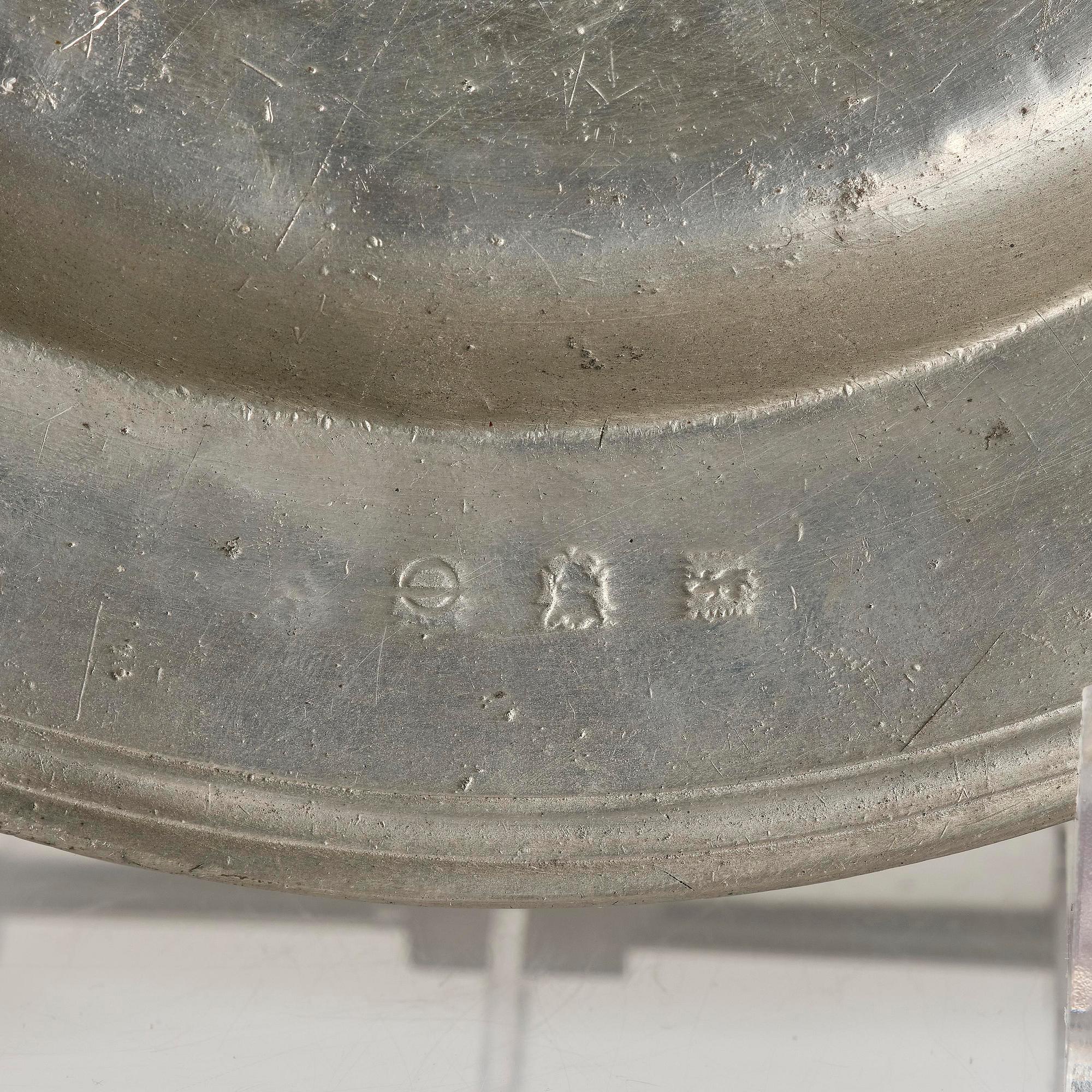 Tallrik, ur Hedvig Eleonoras Strömsholmsservis, av Nicholas Kelk (mästare i London 1638-88), daterat 1680.