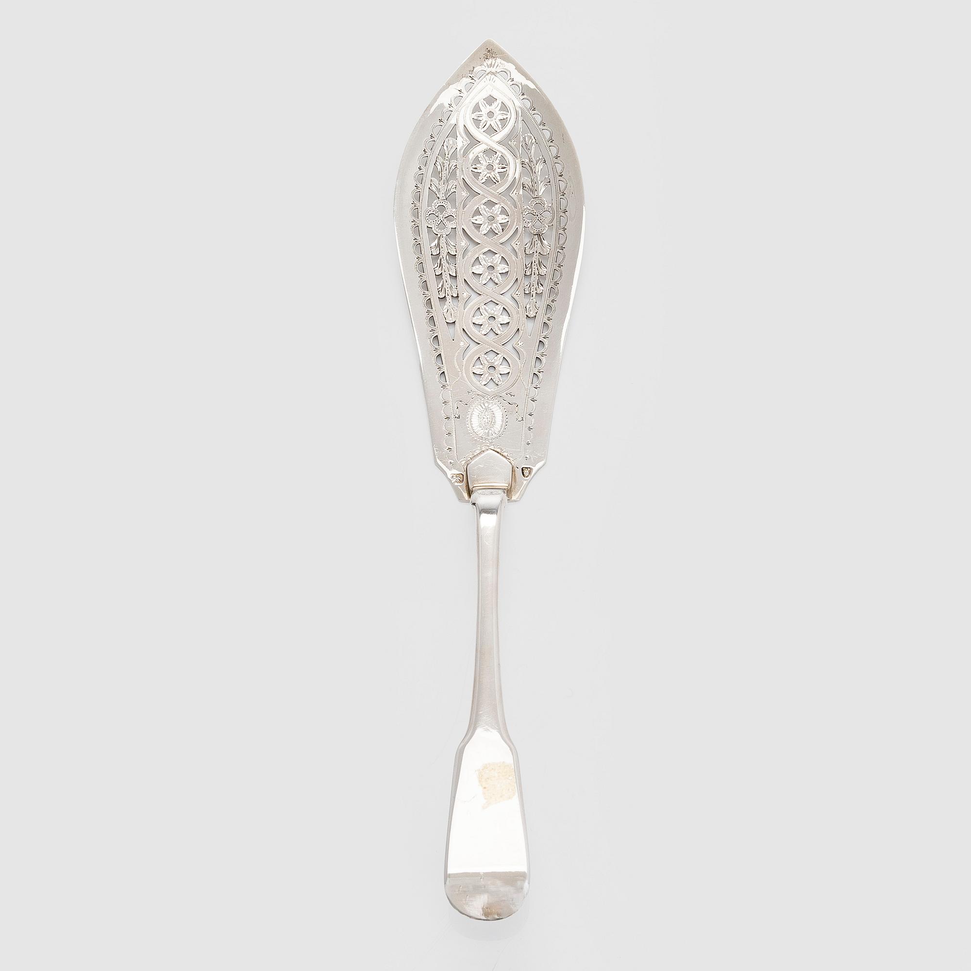 A sterling silver fish slice, Thomas Dicks, London England 1817.