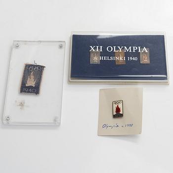 Sidenduk, 1 st,  pins, 4 st, och tygetikett, Helsingfors sommar-OS 1940.
