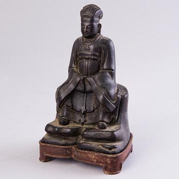 A bronze scultpure of a seated Chinese dignitary, Qing dynasty (1644-1912).