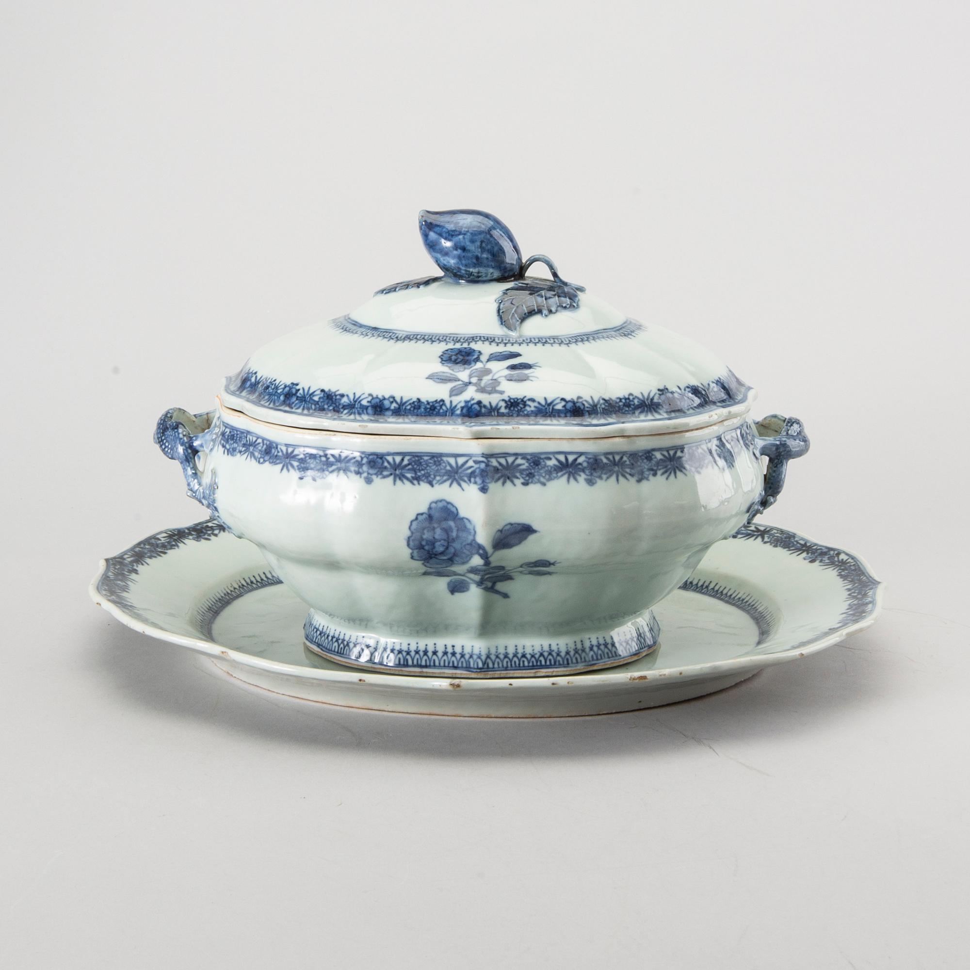 TERRIN med LOCK och FAT, porslin, Kina, omkring 1800.