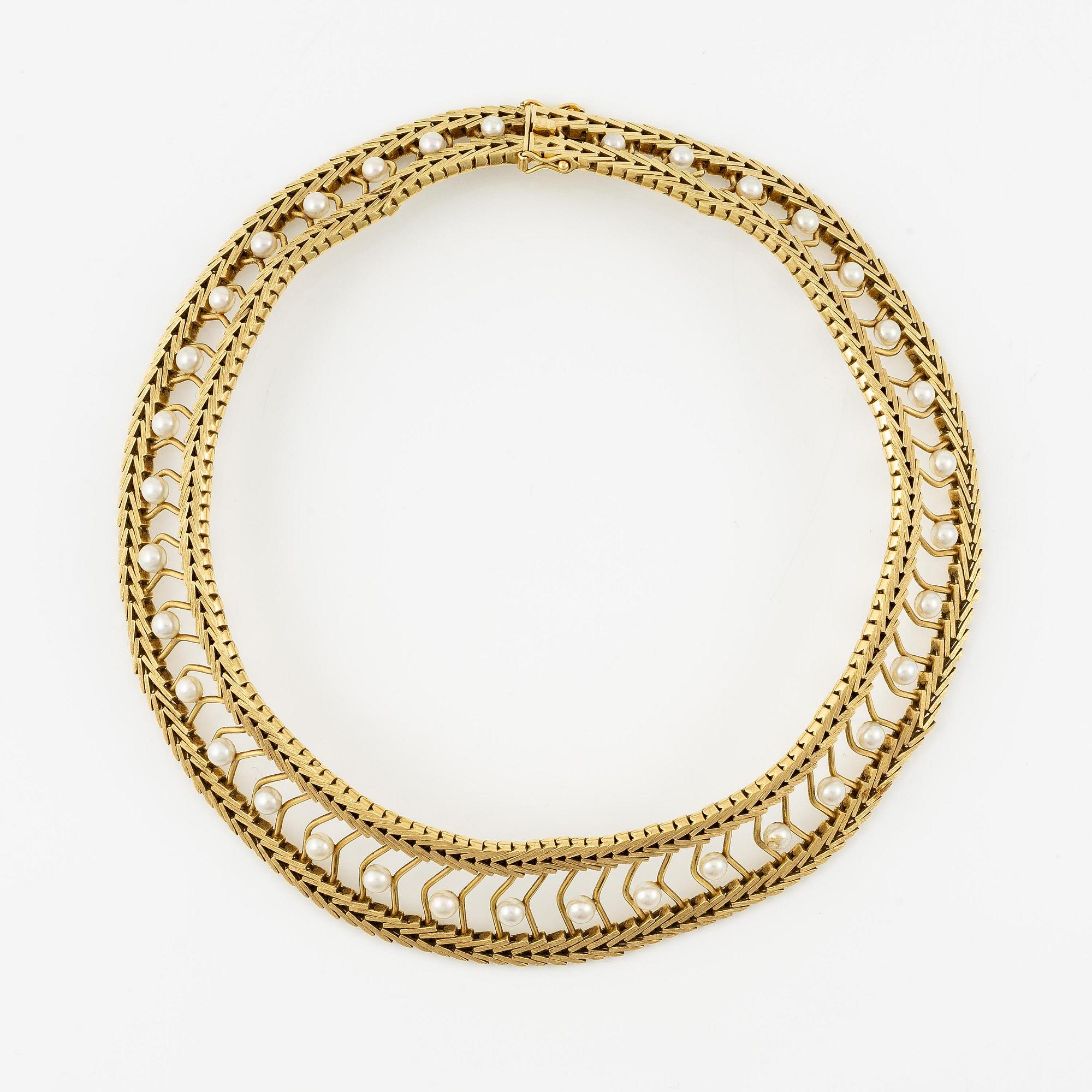 A Gübelin necklace in 18K gold set with cultured pearls.
