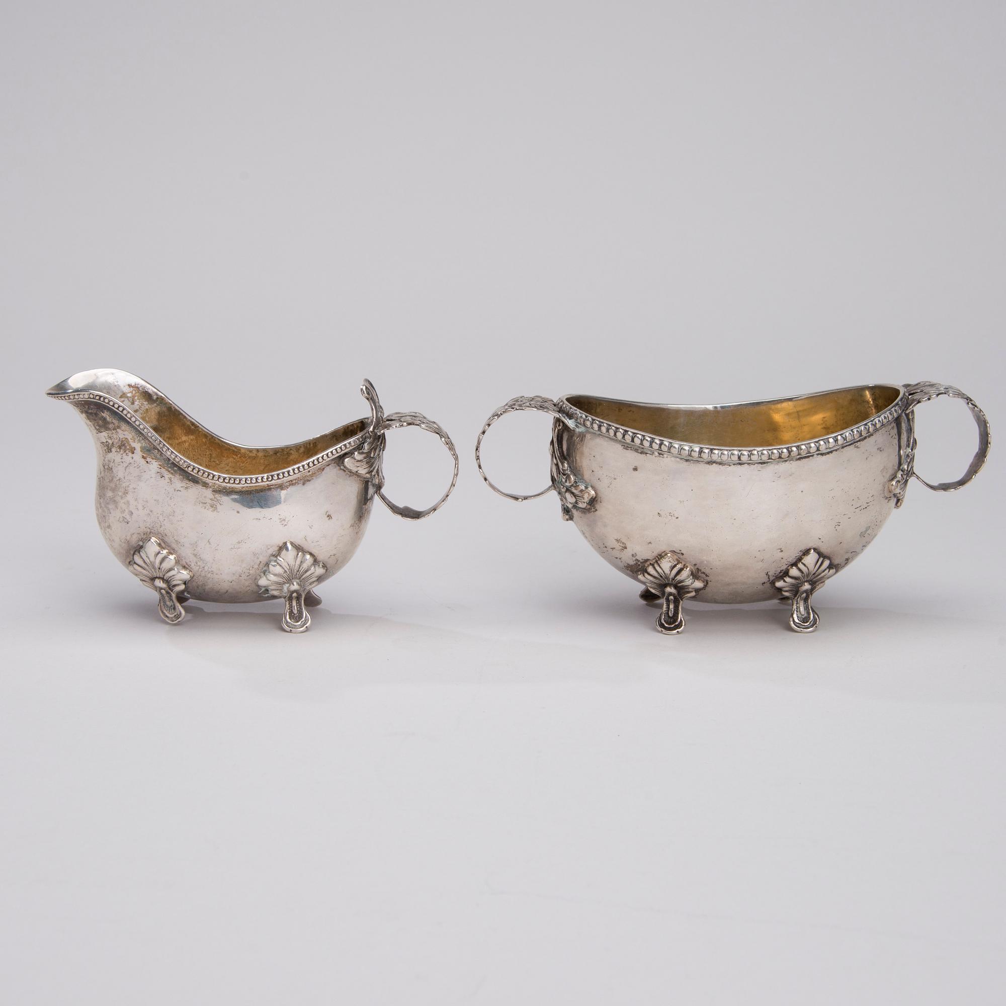 SOCKERSKÅL OCH GRÄDDSNÄCKA, silver, rokokostil, tyska och svenska stämplar. Vikt 365 g.