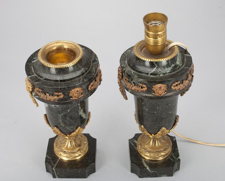 URNOR- / BORDSLAMPOR, ett par, marmor samt gulmetall, Frankrike 1900-tal.