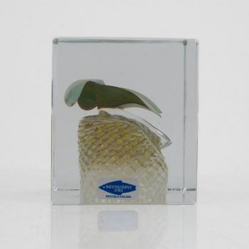 Oiva Toikka, an annual glass cube, signed Oiva Toikka Nuutajärvi 1986 and numbered 47/2000.