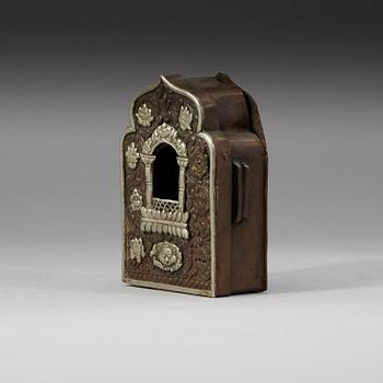 LITET RESEALTARE, kopparlegering med försilvrade detaljer. Tibet, 1800-tal.