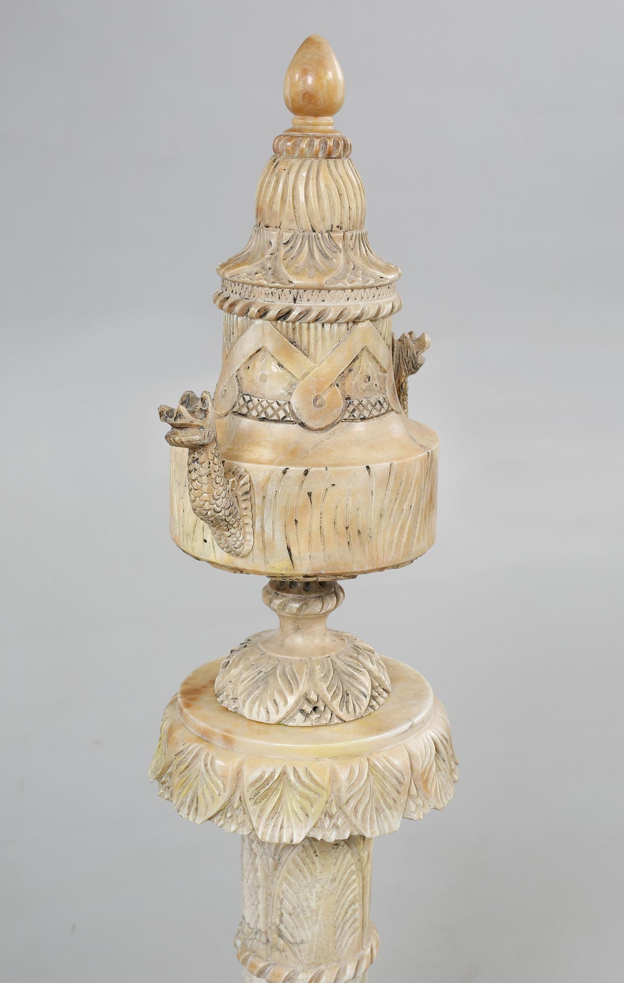 PIEDESTAL MED URNA, 4 delar, alabaster, 1900-tal.