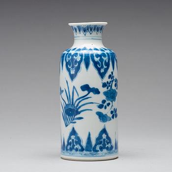 A blue and white vase, Qing dynasty, Kangxi (1662-1722).