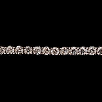 19. A diamond bracelet, total gem weight circa 3.48 cts.