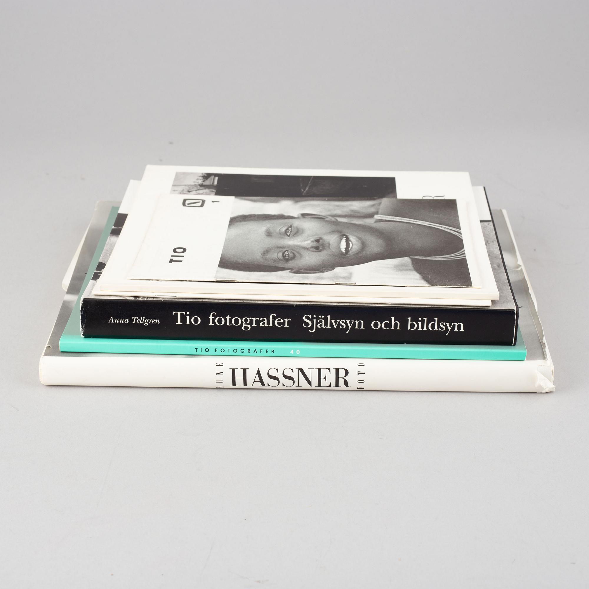 Tiofoto, 2 böcker samt 4 kataloger, några med dedikation.