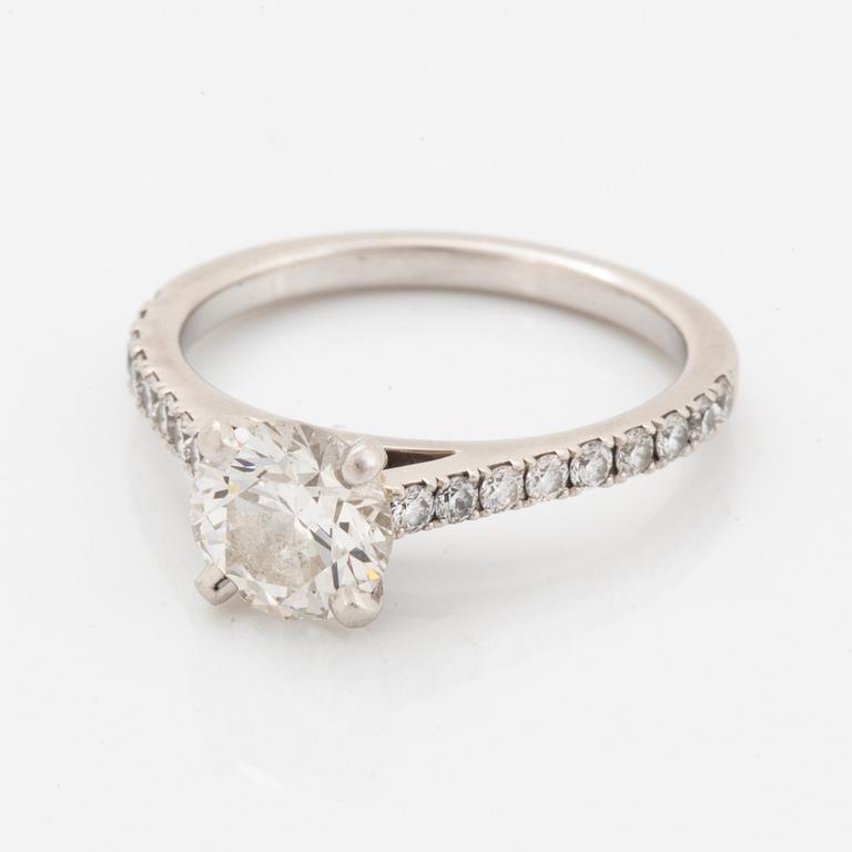 Round brilliant-cut diamond ring, De Beers, with GIA-certificate.