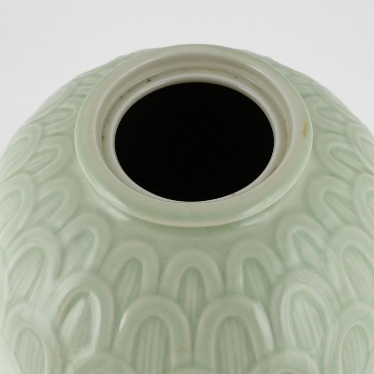 Gunnar Nylund, a lidded urn, Rörstrand, 1930's/40's.