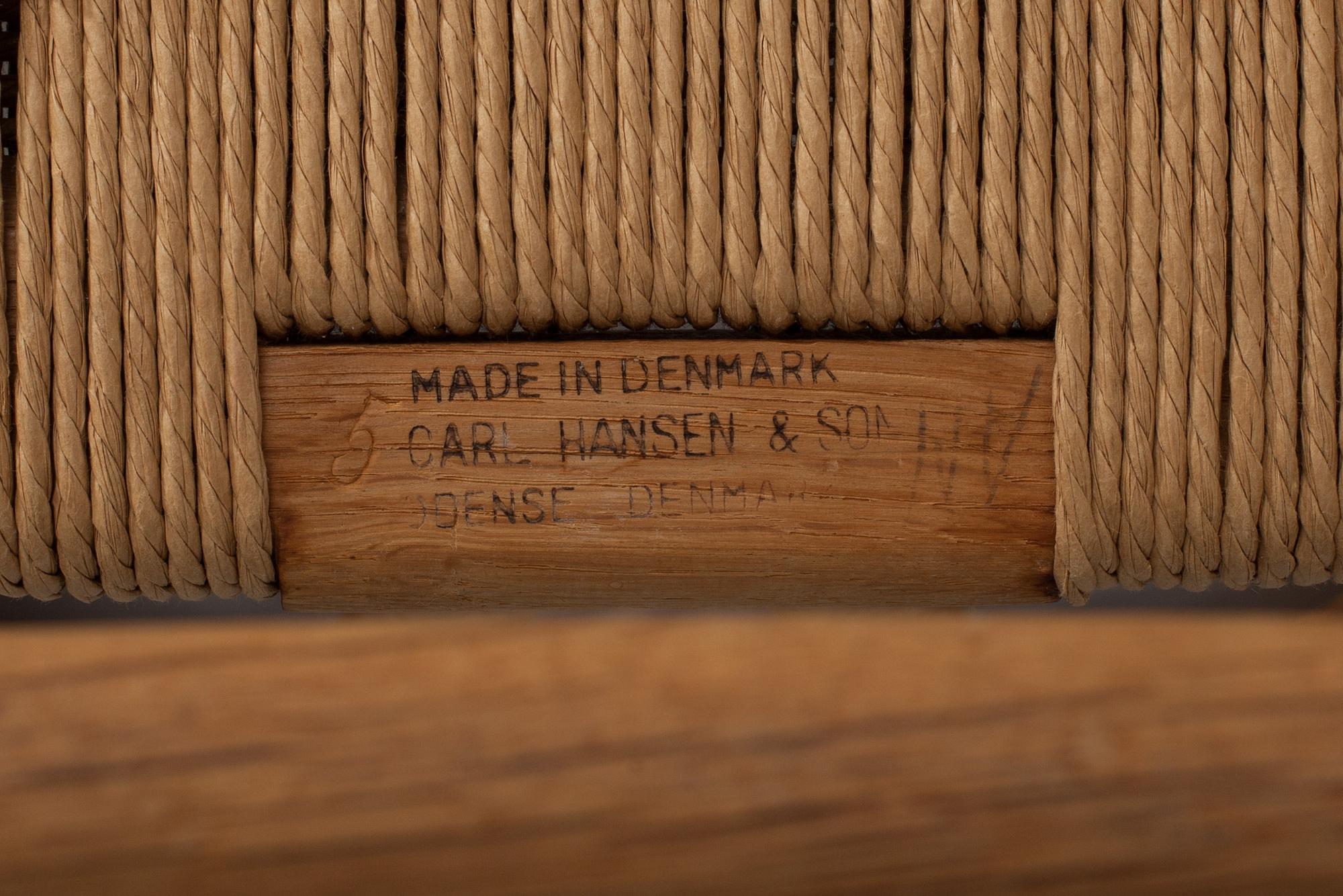 KARMSTOLAR, ett par "Y-stolen". Hans Wegner för Carl Hansen & son.