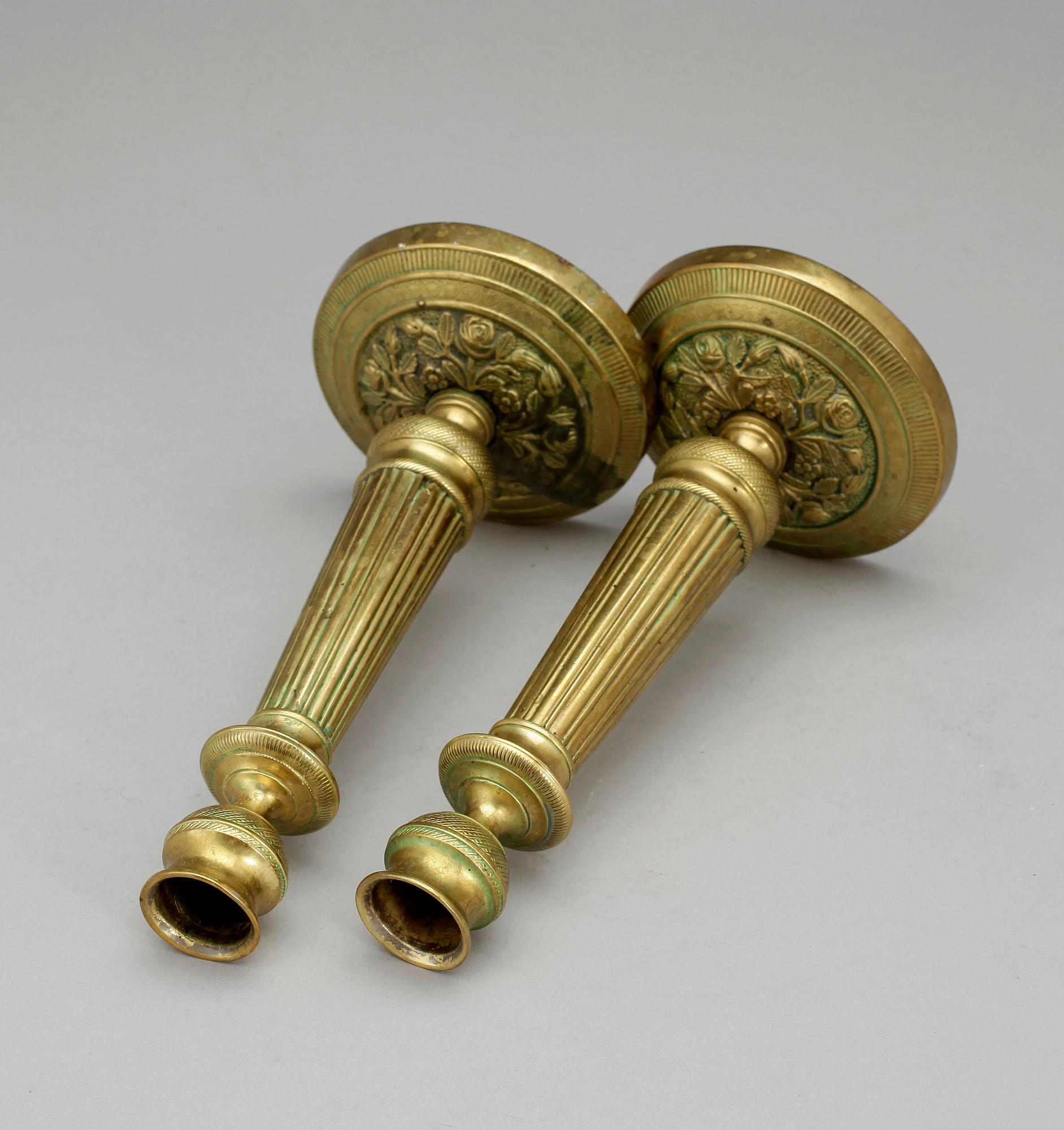 LJUSSTAKAR, ett par, mässing, senempire, omkring 1800-talets mitt.