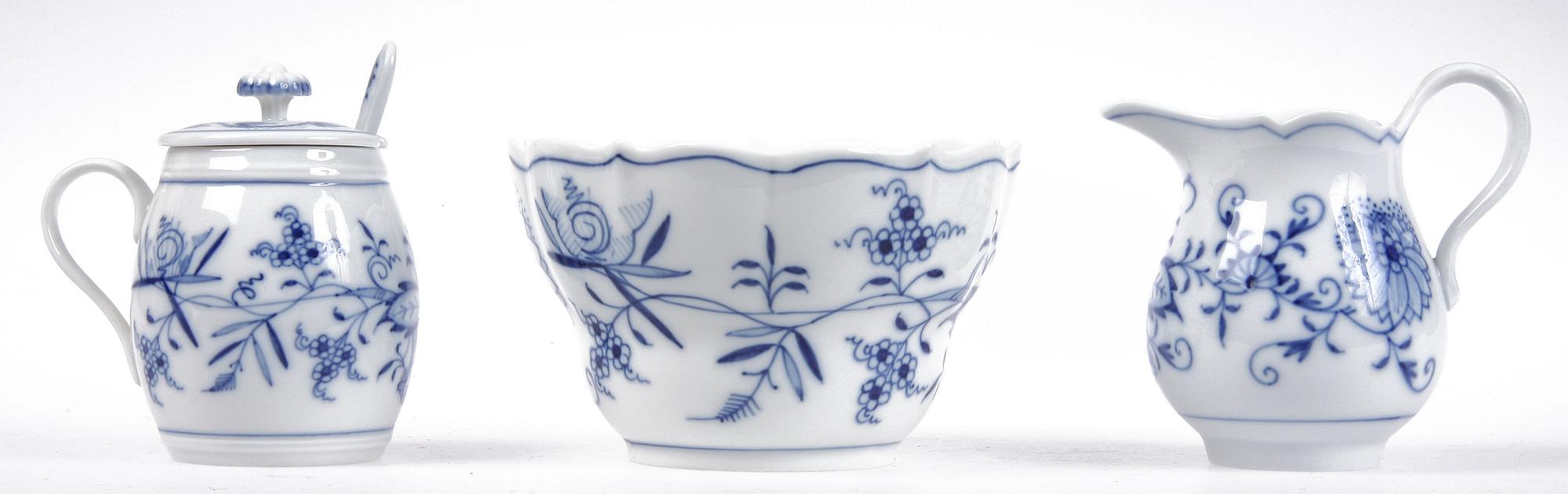 MATSERVIS, 87 delar, porslin, Meissen, lökmönstrad.